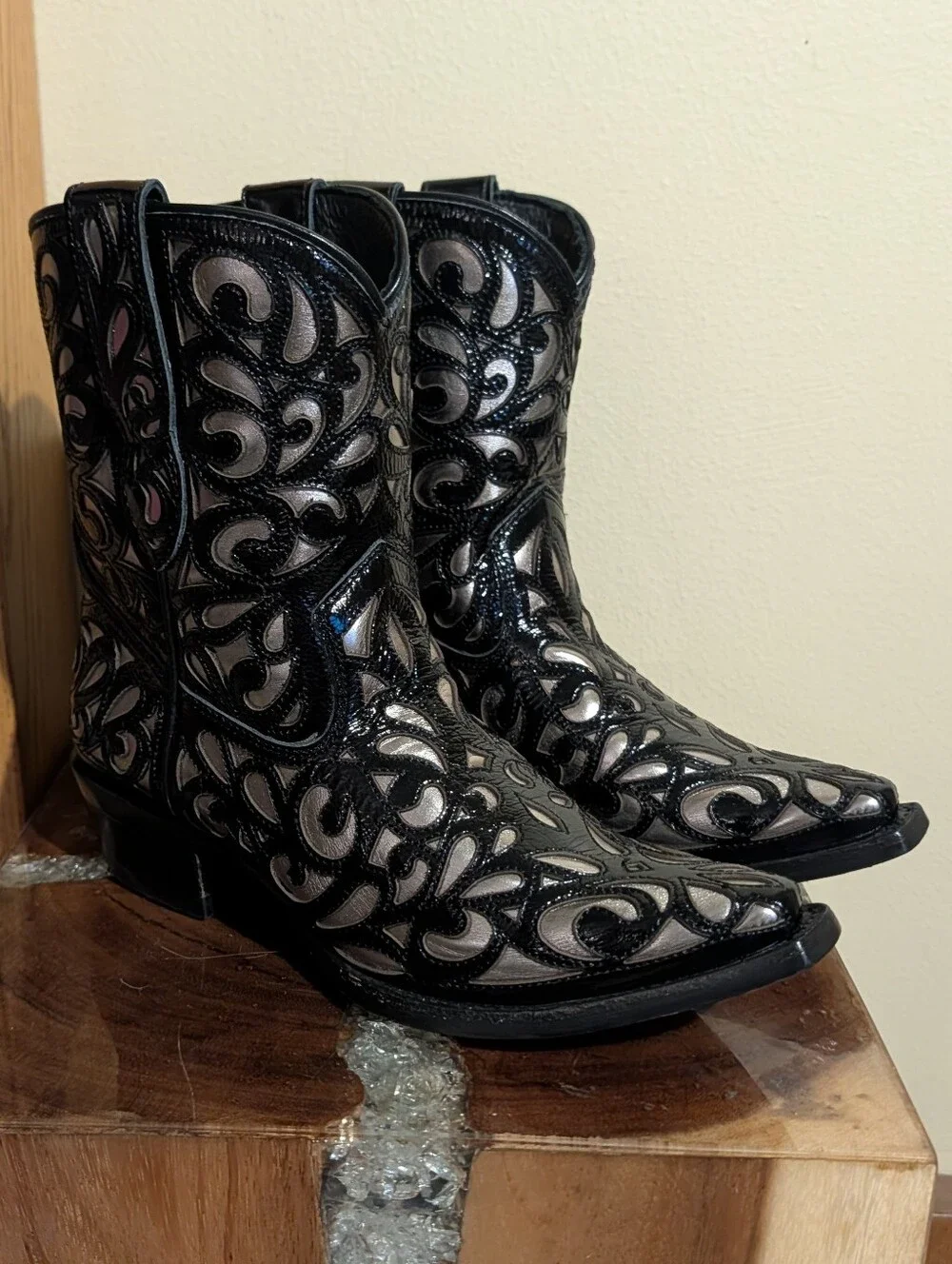 Ariat Valentina Outlay Western Boot in Black/Platinum sz 6